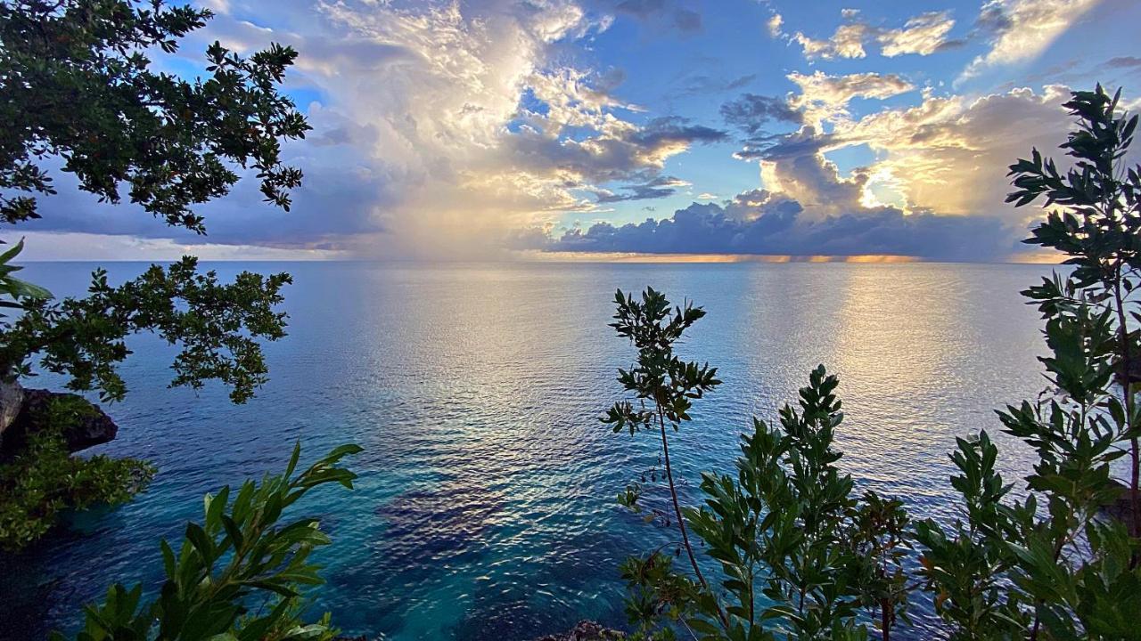 Oceanfront Condo W/ Free Parking + High Speed Wifi Негрил Екстер'єр фото