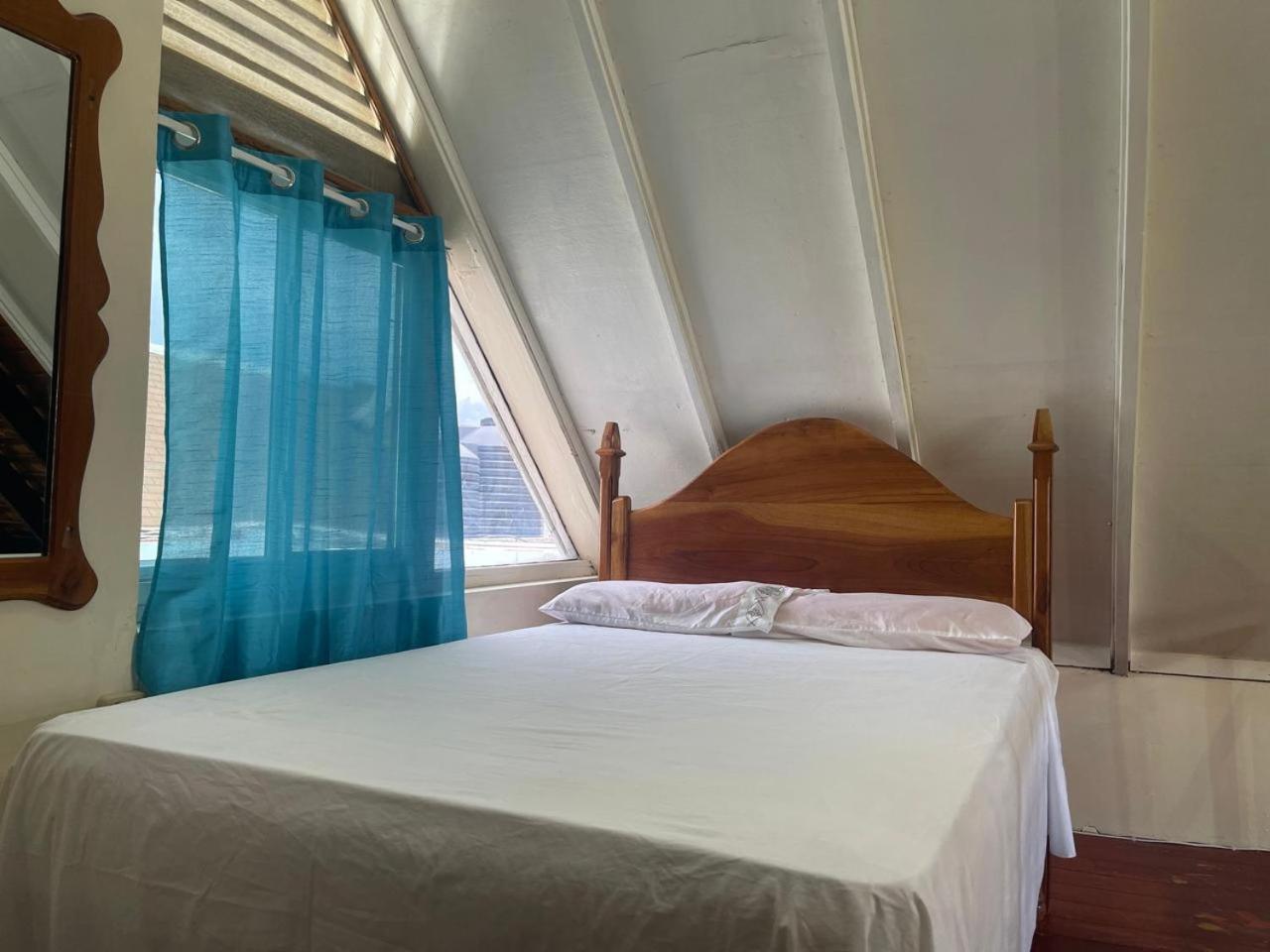 Oceanfront Condo W/ Free Parking + High Speed Wifi Негрил Екстер'єр фото
