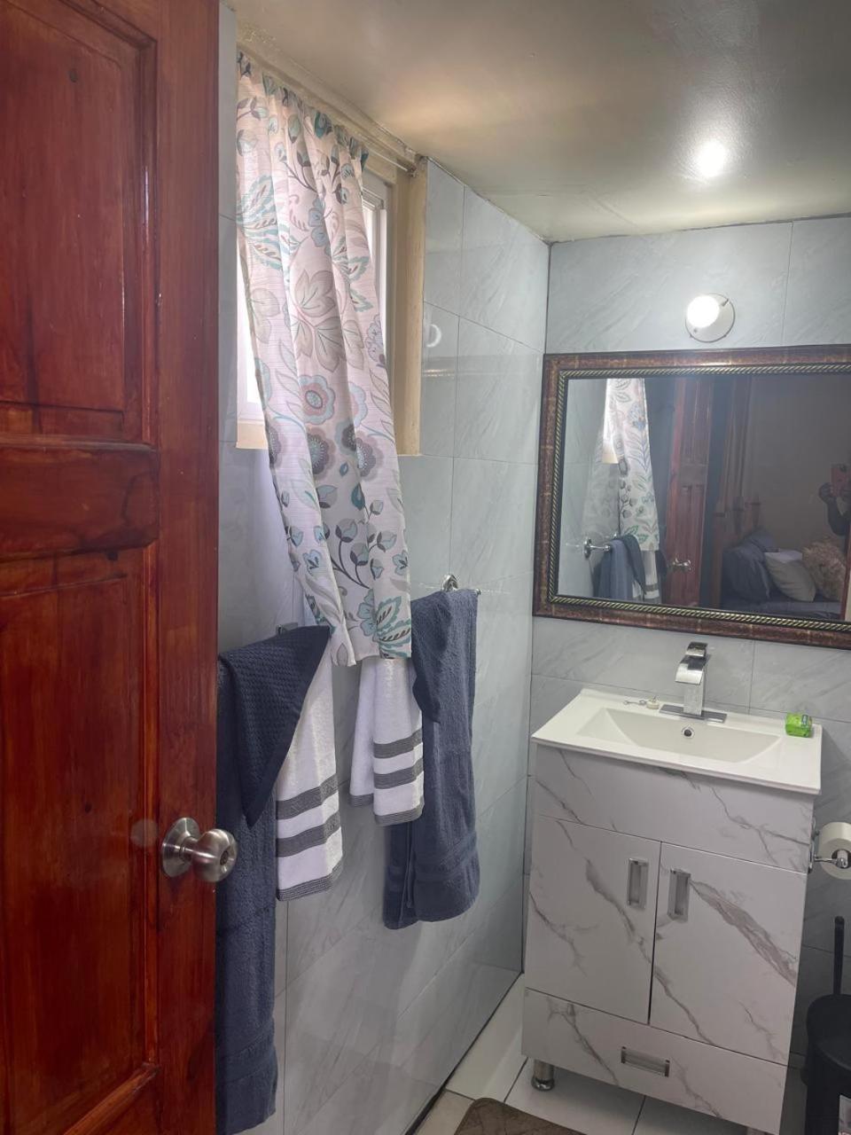 Oceanfront Condo W/ Free Parking + High Speed Wifi Негрил Екстер'єр фото